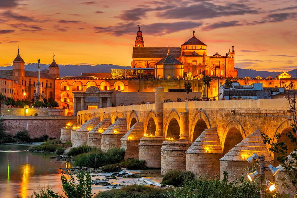 Pueblo histórico español bajo el sol de primavera