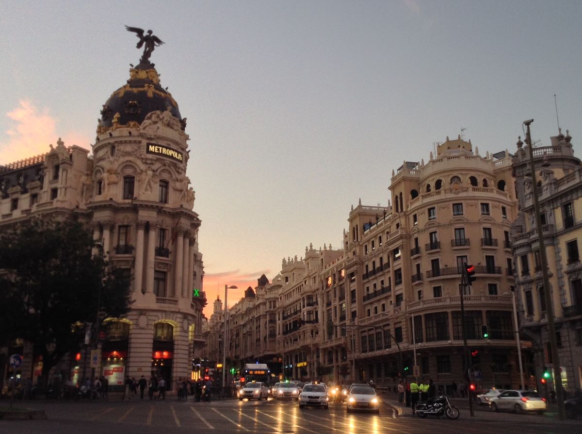 Barrio histórico de Madrid con arquitectura tradicional