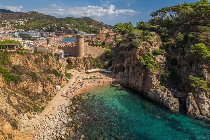 Familia disfrutando de una escapada soleada por España